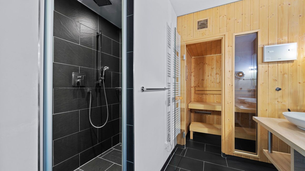 Badezimmer mit Dusche und Sauna Badezimmer mit Dusche und Sauna